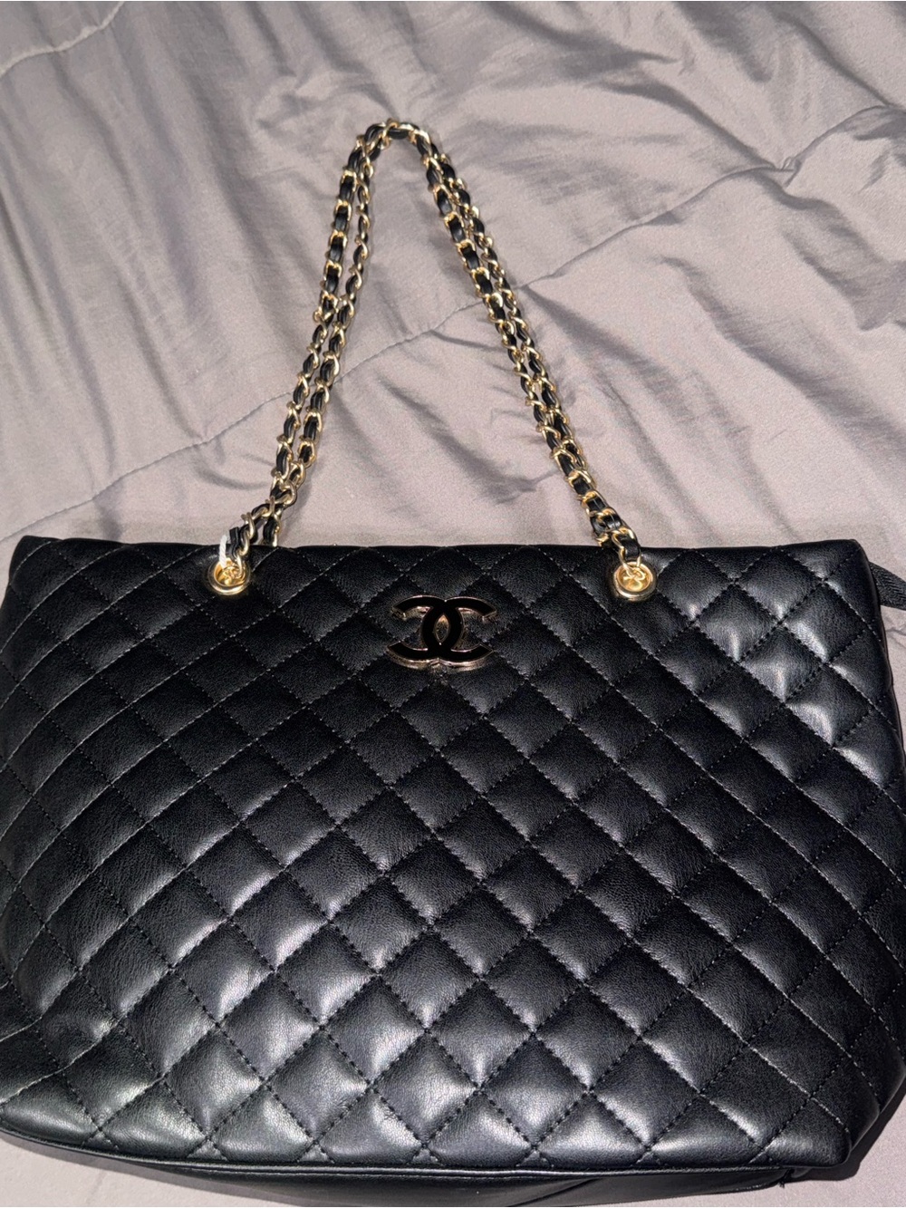 CHANELL Black Quilted Leather Shoulder Bag with Gold Chain